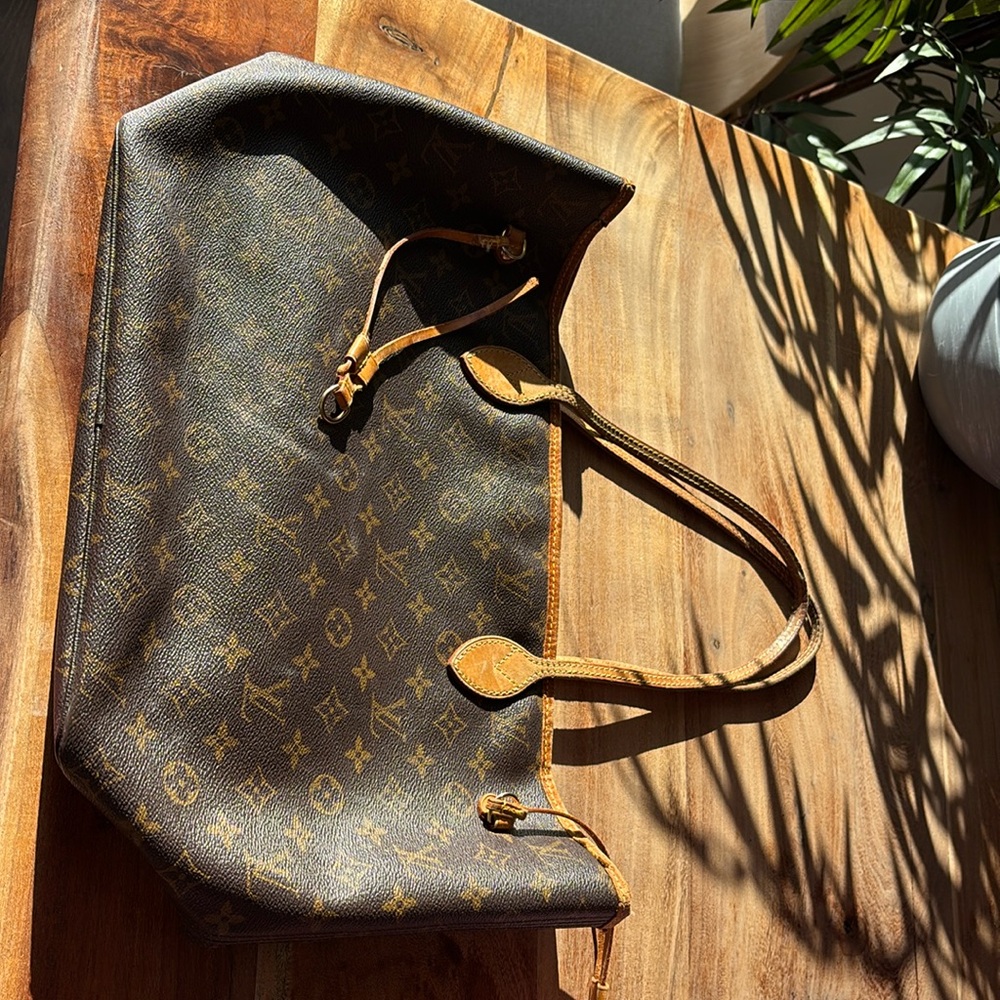 Well loved.  LV neverfull. Mm